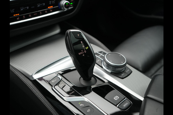 BMW 5 Serie Touring 520i M Sport 184pk Dealer O.H. | Panodak | Head Up | 360 Camera | Lederen Comfortstoelen Memory & Verwarmd | Sfeerverlichting | Blis | Apple Carplay | Stuur Verwarmd | Adaptive LED | Navigatie | DAB | 19"L.M |