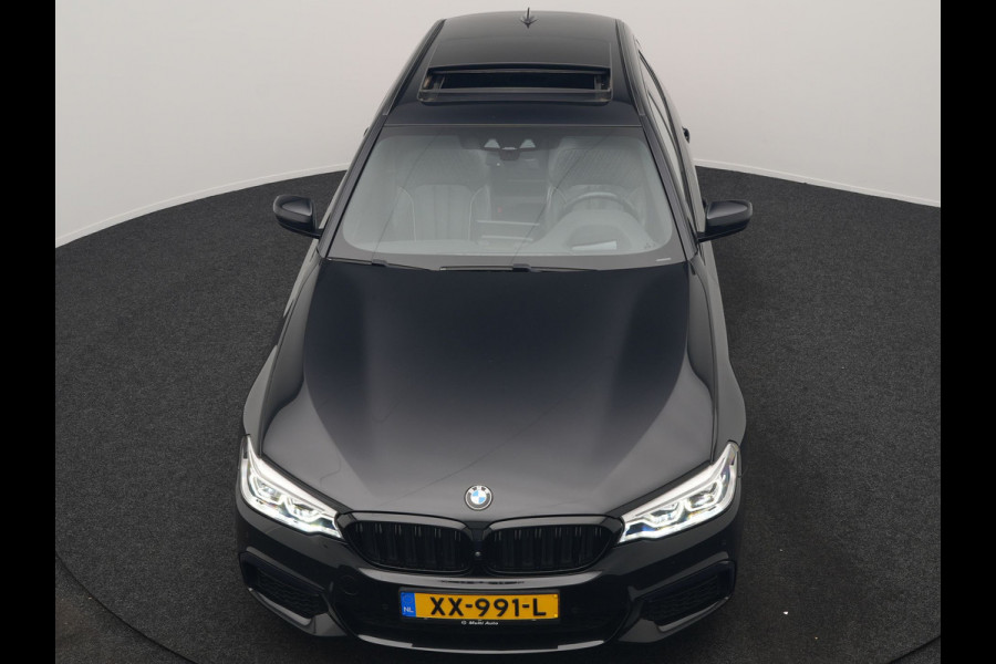 BMW 5 Serie Touring 520i M Sport 184pk Dealer O.H. | Panodak | Head Up | 360 Camera | Lederen Comfortstoelen Memory & Verwarmd | Sfeerverlichting | Blis | Apple Carplay | Stuur Verwarmd | Adaptive LED | Navigatie | DAB | 19"L.M |
