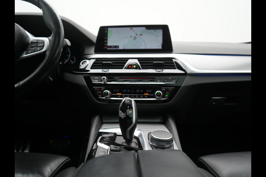 BMW 5 Serie Touring 520i M Sport 184pk Dealer O.H. | Panodak | Head Up | 360 Camera | Lederen Comfortstoelen Memory & Verwarmd | Sfeerverlichting | Blis | Apple Carplay | Stuur Verwarmd | Adaptive LED | Navigatie | DAB | 19"L.M |