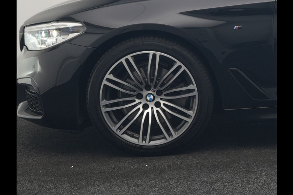 BMW 5 Serie Touring 520i M Sport 184pk Dealer O.H. | Panodak | Head Up | 360 Camera | Lederen Comfortstoelen Memory & Verwarmd | Sfeerverlichting | Blis | Apple Carplay | Stuur Verwarmd | Adaptive LED | Navigatie | DAB | 19"L.M |