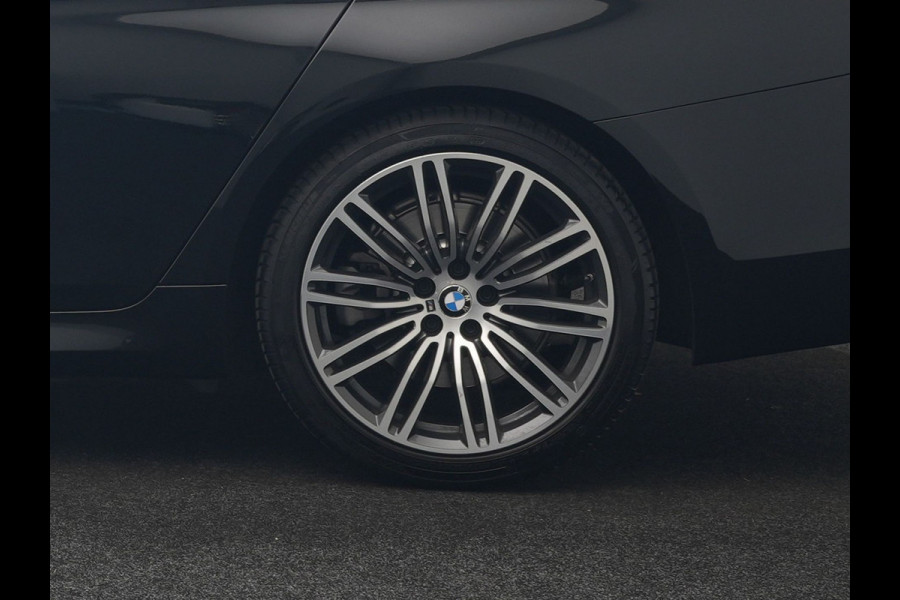 BMW 5 Serie Touring 520i M Sport 184pk Dealer O.H. | Panodak | Head Up | 360 Camera | Lederen Comfortstoelen Memory & Verwarmd | Sfeerverlichting | Blis | Apple Carplay | Stuur Verwarmd | Adaptive LED | Navigatie | DAB | 19"L.M |