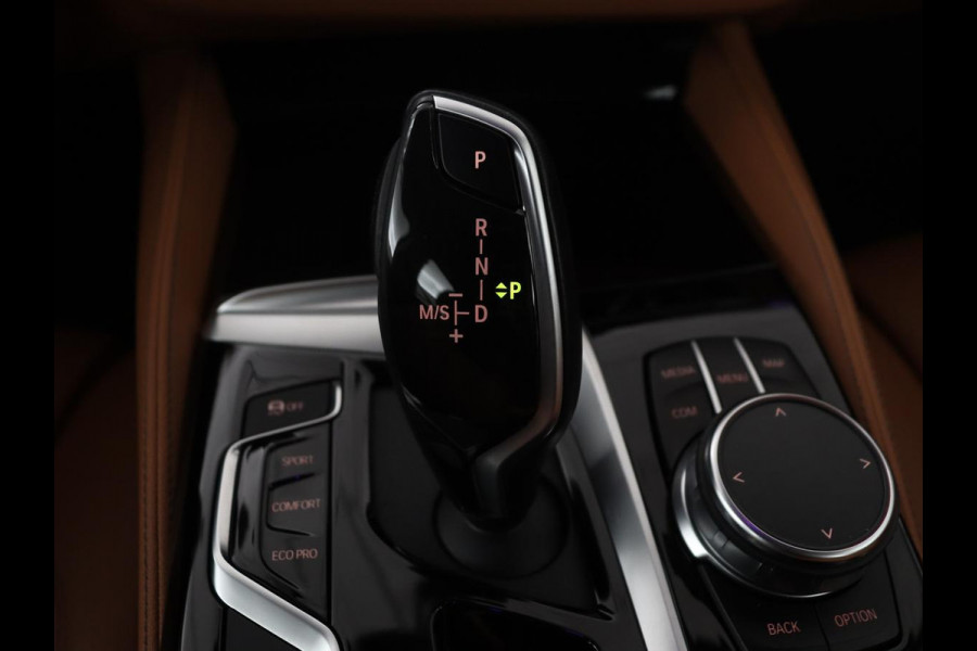 BMW 5 Serie Touring 530i xDrive High Executive | Pano.Dak | Trekhaak | Head-Up | Camera | Stoelverwarming | Stuurwielverwarming |