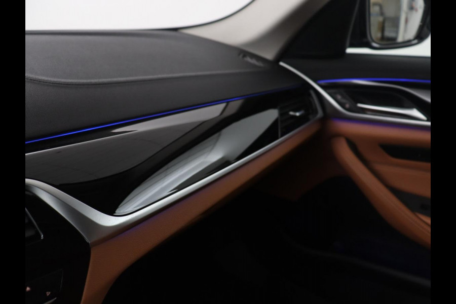 BMW 5 Serie Touring 530i xDrive High Executive | Pano.Dak | Trekhaak | Head-Up | Camera | Stoelverwarming | Stuurwielverwarming |