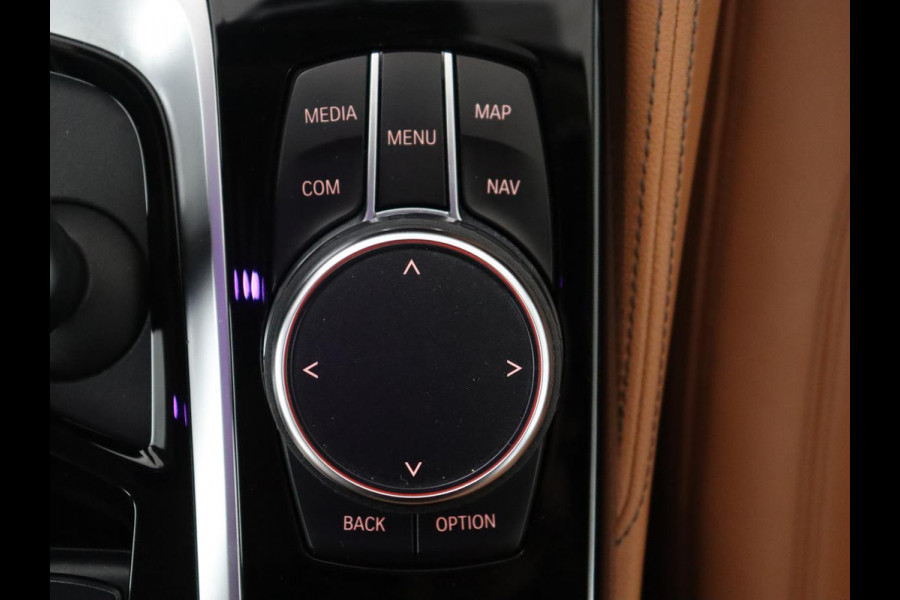BMW 5 Serie Touring 530i xDrive High Executive | Pano.Dak | Trekhaak | Head-Up | Camera | Stoelverwarming | Stuurwielverwarming |