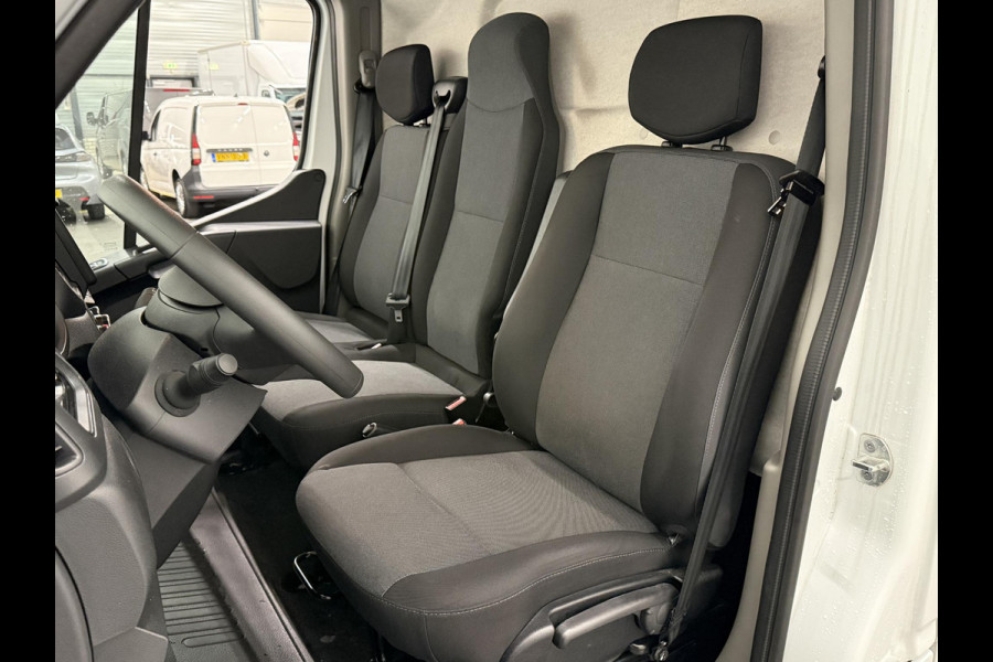 Renault Master T33 2.3 dCi 135 L2H2 Airco Cruise control Parkeersensoren Navigatie Trekhaak