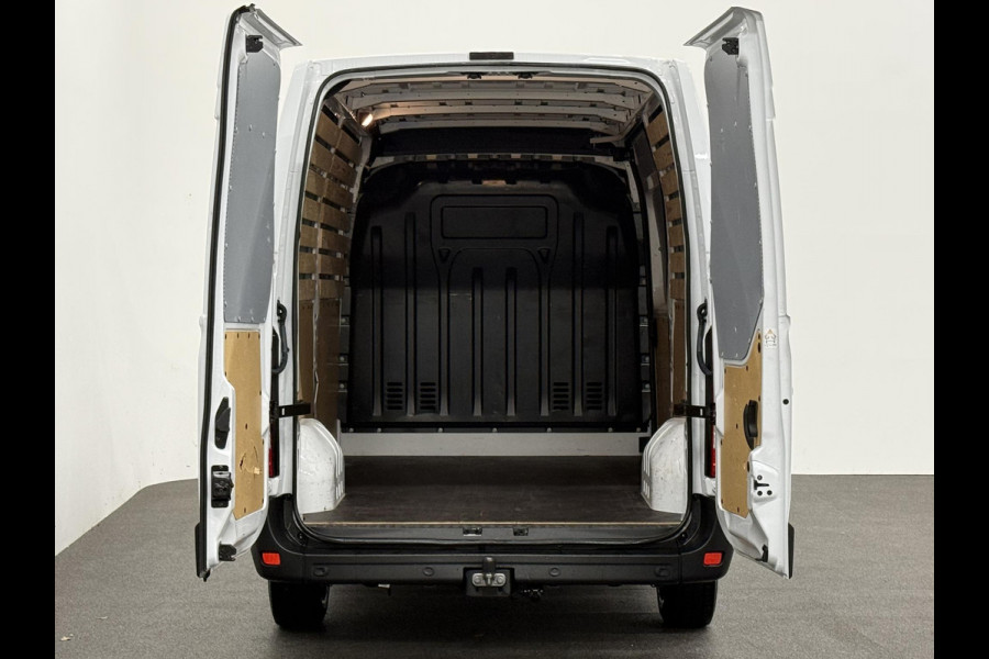 Renault Master T33 2.3 dCi 135 L2H2 Airco Cruise control Parkeersensoren Navigatie Trekhaak