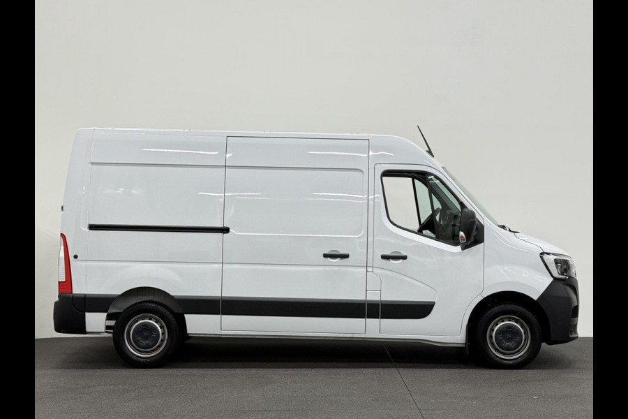 Renault Master T33 2.3 dCi 135 L2H2 Airco Cruise control Parkeersensoren Navigatie Trekhaak