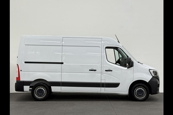 Renault Master T33 2.3 dCi 135 L2H2 Airco Cruise control Parkeersensoren Navigatie Trekhaak