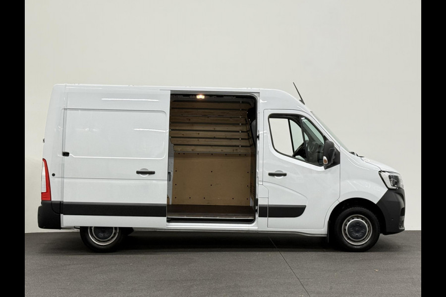Renault Master T33 2.3 dCi 135 L2H2 Airco Cruise control Parkeersensoren Navigatie Trekhaak