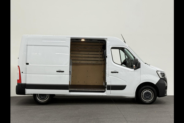 Renault Master T33 2.3 dCi 135 L2H2 Airco Cruise control Parkeersensoren Navigatie Trekhaak