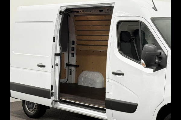 Renault Master T33 2.3 dCi 135 L2H2 Airco Cruise control Parkeersensoren Navigatie Trekhaak