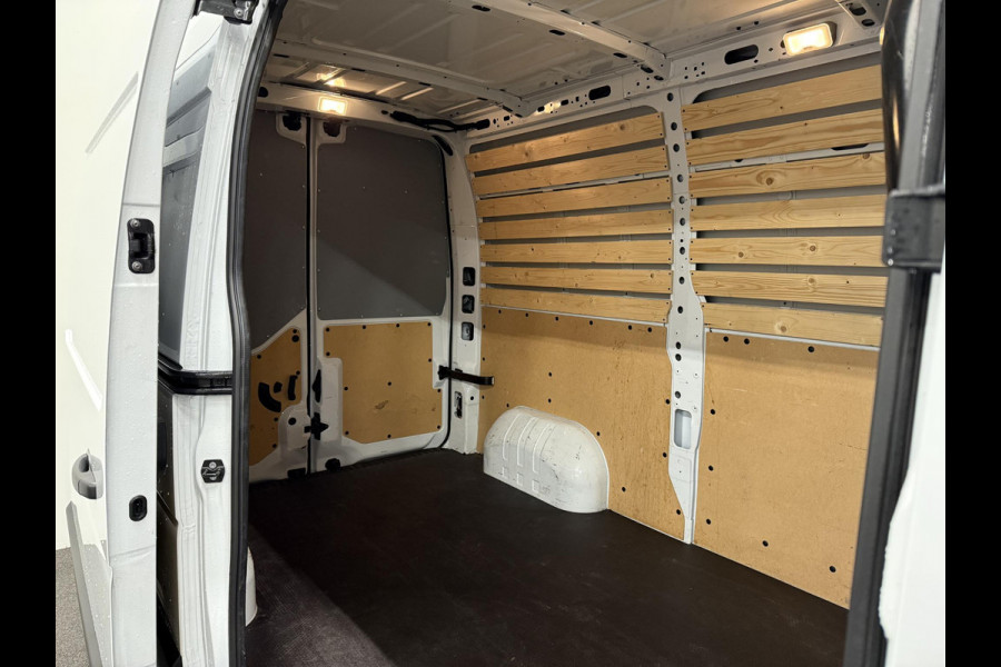 Renault Master T33 2.3 dCi 135 L2H2 Airco Cruise control Parkeersensoren Navigatie Trekhaak