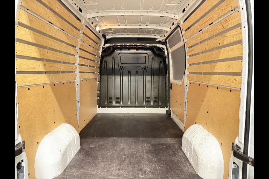 Renault Master T33 2.3 dCi 135 L2H2 Airco Cruise control Parkeersensoren Navigatie Trekhaak