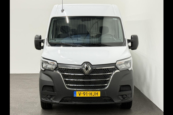 Renault Master T33 2.3 dCi 135 L2H2 Airco Cruise control Parkeersensoren Navigatie Trekhaak