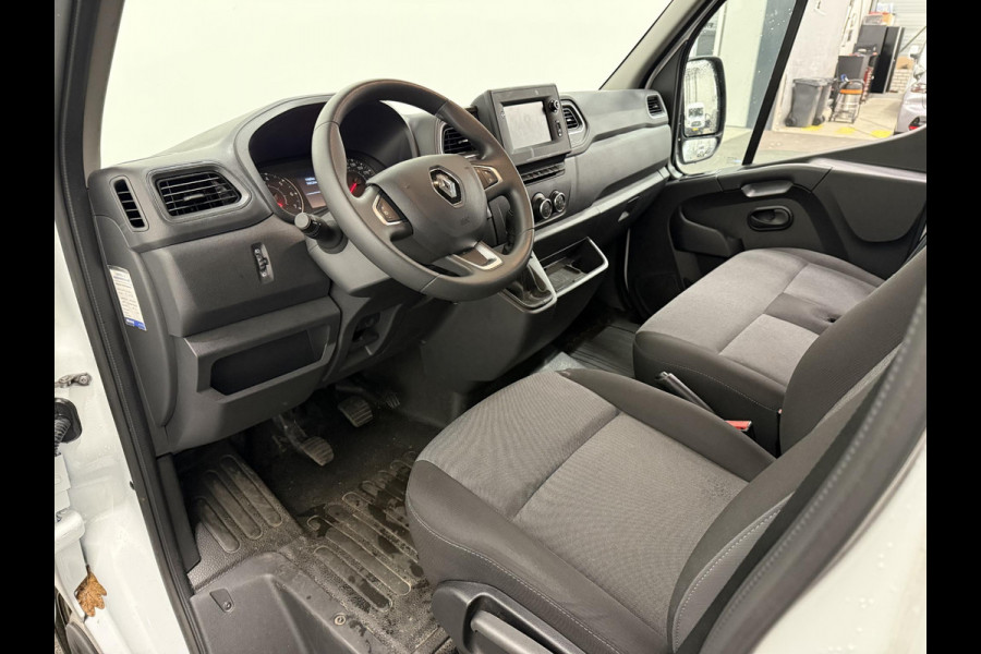 Renault Master T33 2.3 dCi 135 L2H2 Airco Cruise control Parkeersensoren Navigatie Trekhaak