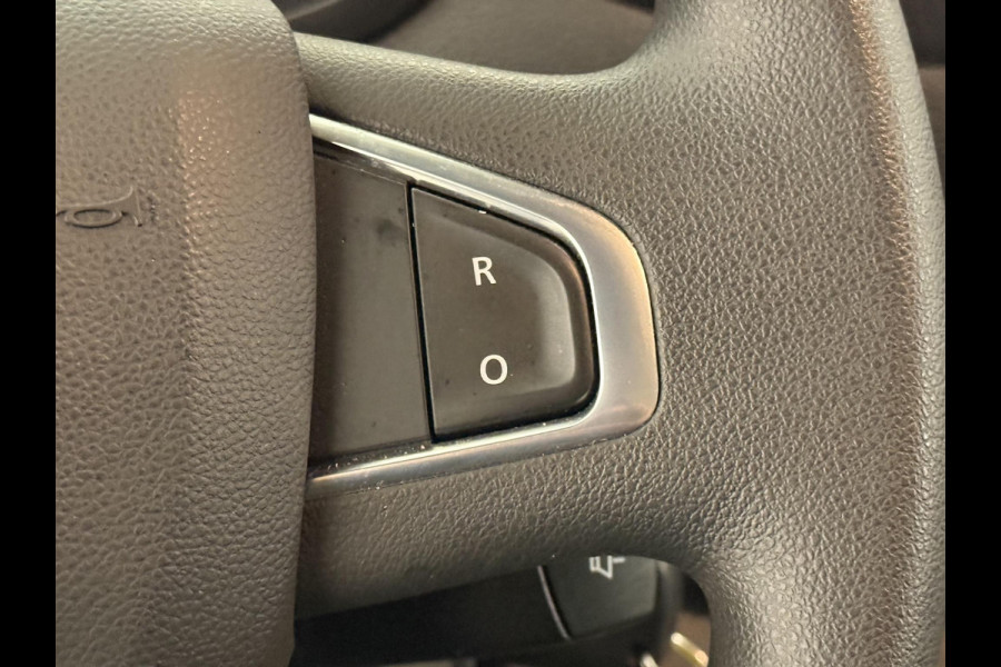 Renault Master T33 2.3 dCi 135 L2H2 Airco Cruise control Parkeersensoren Navigatie Trekhaak