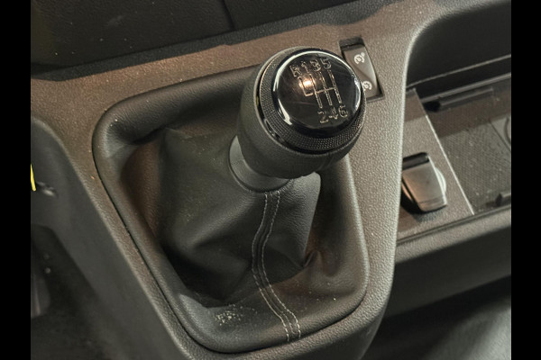 Renault Master T33 2.3 dCi 135 L2H2 Airco Cruise control Parkeersensoren Navigatie Trekhaak