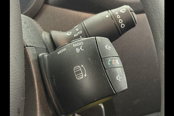 Renault Master T33 2.3 dCi 135 L2H2 Airco Cruise control Parkeersensoren Navigatie Trekhaak