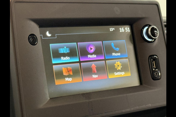 Renault Master T33 2.3 dCi 135 L2H2 Airco Cruise control Parkeersensoren Navigatie Trekhaak