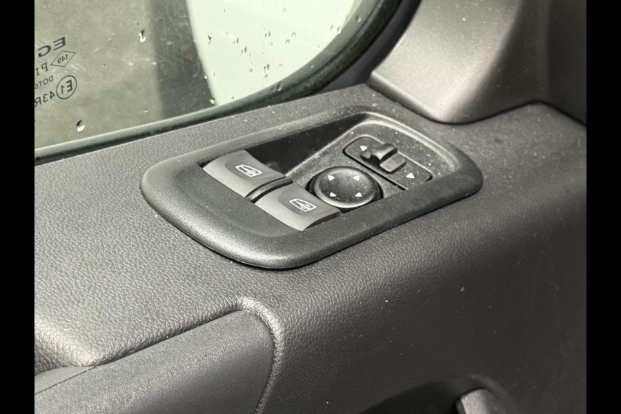 Renault Master T33 2.3 dCi 135 L2H2 Airco Cruise control Parkeersensoren Navigatie Trekhaak