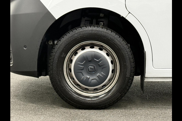 Renault Master T33 2.3 dCi 135 L2H2 Airco Cruise control Parkeersensoren Navigatie Trekhaak