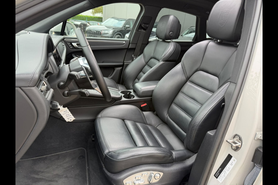 Porsche Macan 2.0 | Panoramadak | Sportchrono | Memory Seats | Elektrische Stoelen 18 Weg Verstelbaar | Apple Carplay | PDLS LED | Luchtvering | Camera | Leer | Navigatie | Dodehoekdetectie | Cruise Control |