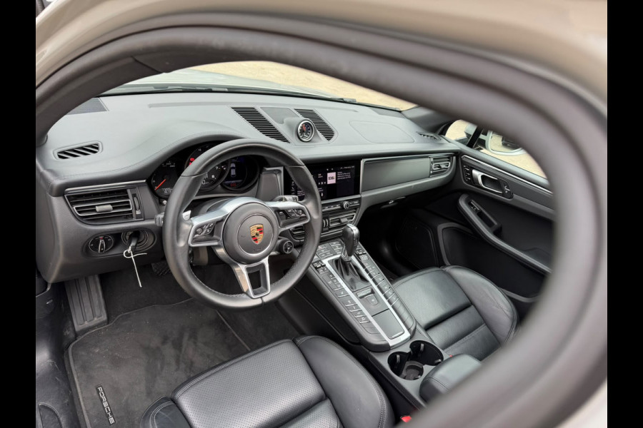 Porsche Macan 2.0 | Panoramadak | Sportchrono | Memory Seats | Elektrische Stoelen 18 Weg Verstelbaar | Apple Carplay | PDLS LED | Luchtvering | Camera | Leer | Navigatie | Dodehoekdetectie | Cruise Control |