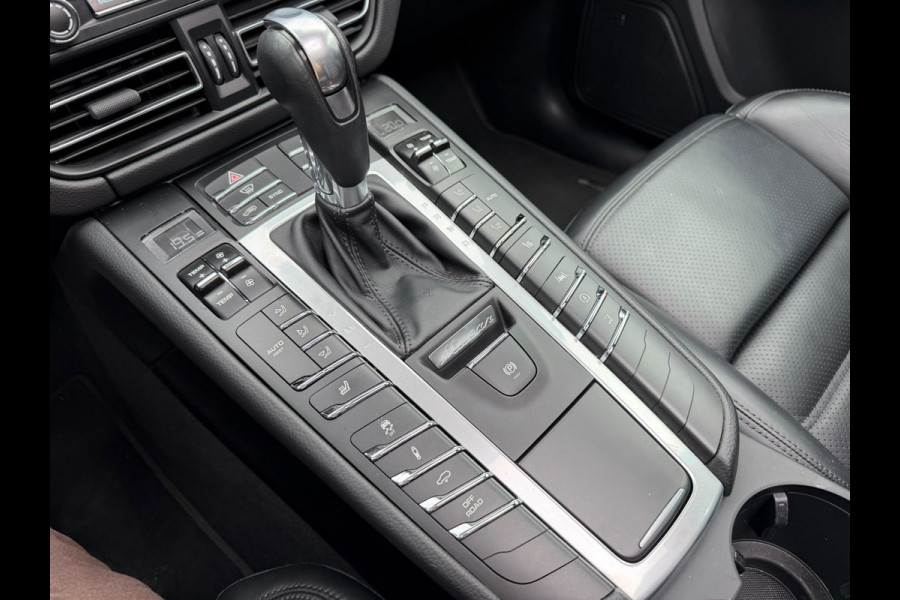 Porsche Macan 2.0 | Panoramadak | Sportchrono | Memory Seats | Elektrische Stoelen 18 Weg Verstelbaar | Apple Carplay | PDLS LED | Luchtvering | Camera | Leer | Navigatie | Dodehoekdetectie | Cruise Control |