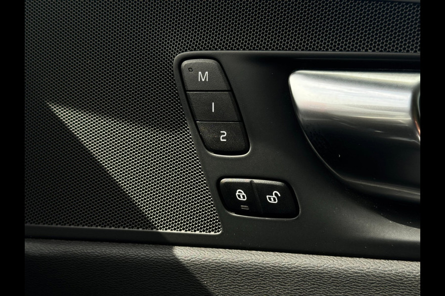 Volvo XC60 2.0 T6 Plug-in hybrid AWD Plus Bright | Pano | Trekhaak | Long Range | Elektrische stoelen | Denimblauw | Pilot Assist