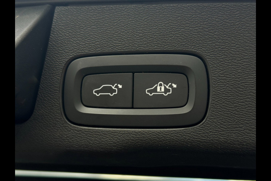 Volvo XC60 2.0 T6 Plug-in hybrid AWD Plus Bright | Pano | Trekhaak | Long Range | Elektrische stoelen | Denimblauw | Pilot Assist