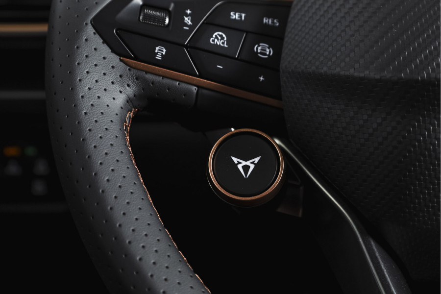 CUPRA Formentor 1.5 TSI e-Hybrid 204 PK Business | S/K-Panodak | Matrix Led | Elek Trekhaak | Dig. Cockpit | Adapt. Cruise | Stoel-+Stuurverw. | PDC | Camera | App. Connect | ECC | Elek. Klep | LM 19" | 7059