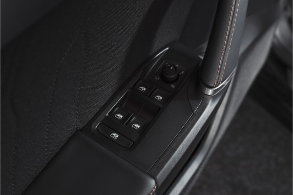 CUPRA Formentor 1.5 TSI e-Hybrid 204 PK Business | S/K-Panodak | Matrix Led | Elek Trekhaak | Dig. Cockpit | Adapt. Cruise | Stoel-+Stuurverw. | PDC | Camera | App. Connect | ECC | Elek. Klep | LM 19" | 7059