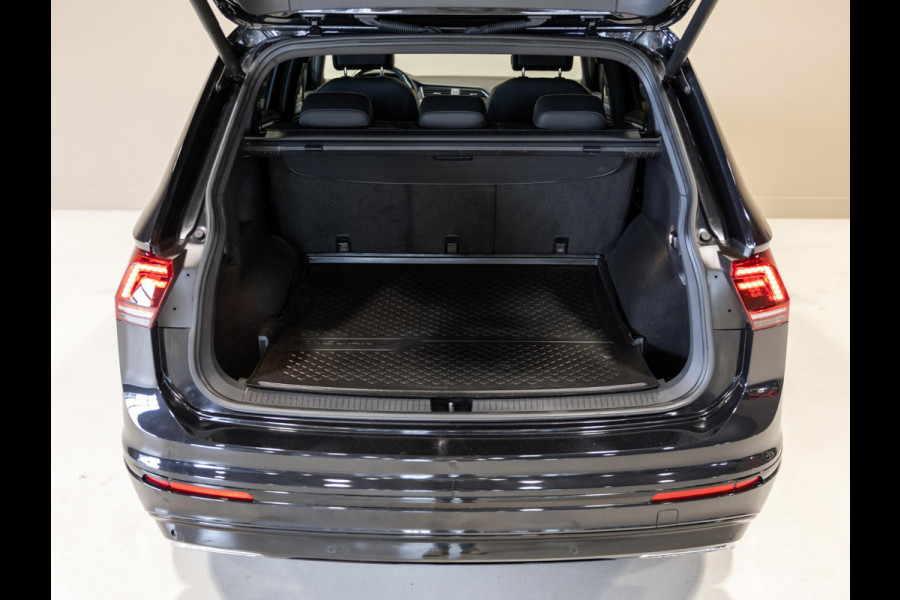 Volkswagen Tiguan Allspace 1.5 TSI 2x R-Line Blackstyle / 150pk / Panorama dak / Rondomzicht camera / Stoelverwarming / Leder /