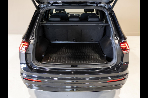 Volkswagen Tiguan Allspace 1.5 TSI 2x R-Line Blackstyle / 150pk / Panorama dak / Rondomzicht camera / Stoelverwarming / Leder /