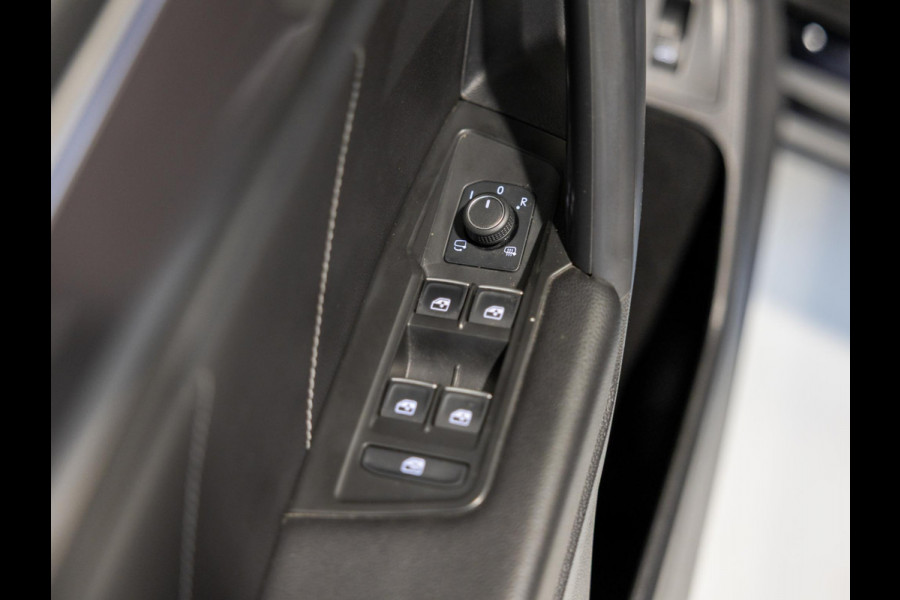 Volkswagen Tiguan Allspace 1.5 TSI 2x R-Line Blackstyle / 150pk / Panorama dak / Rondomzicht camera / Stoelverwarming / Leder /