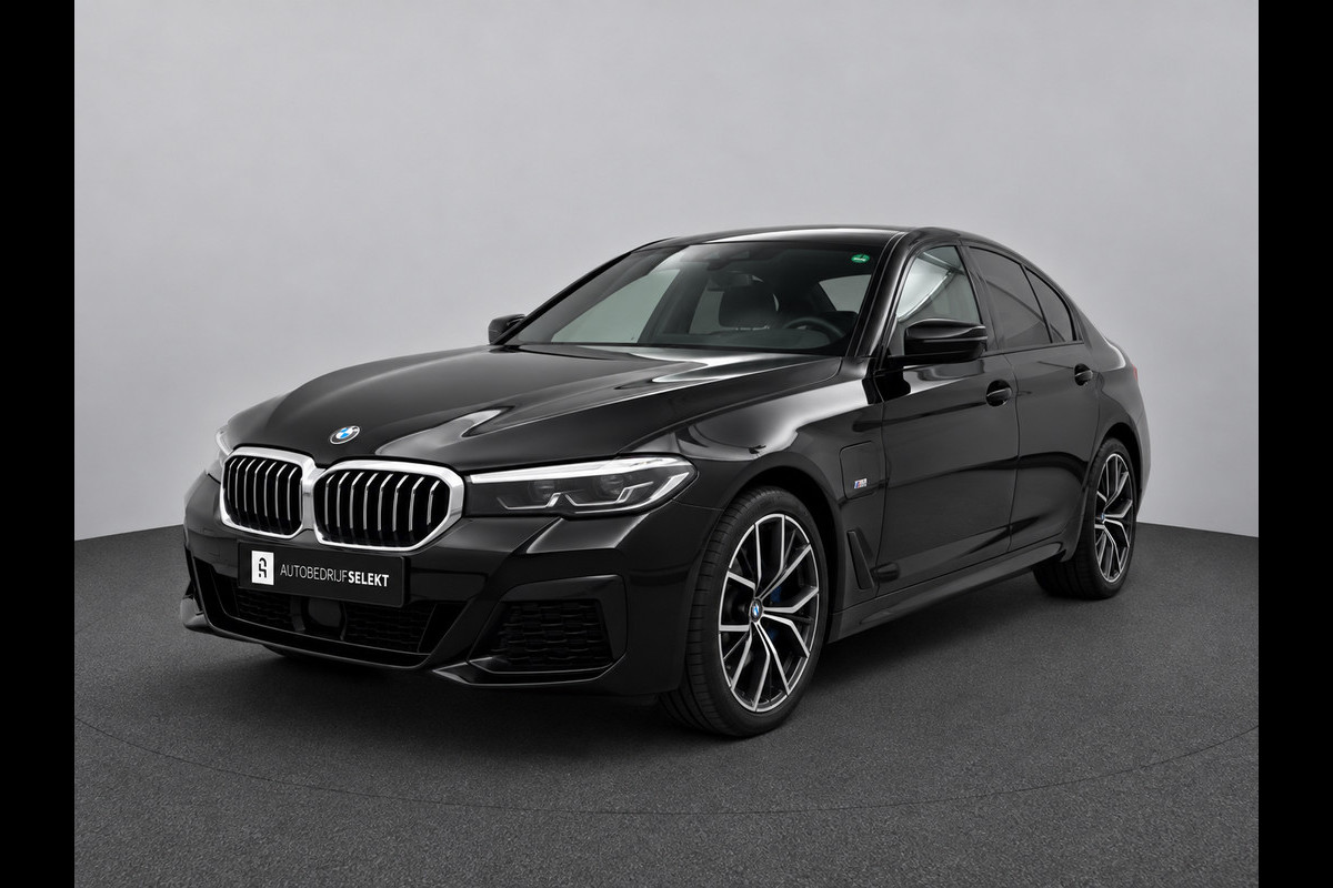 BMW 5 Serie 545e xDrive M-Sport | Trekhaak | 19 inch | Camera | ACC | Carplay | Dealer onderhouden | Stuurwiel verwarmd