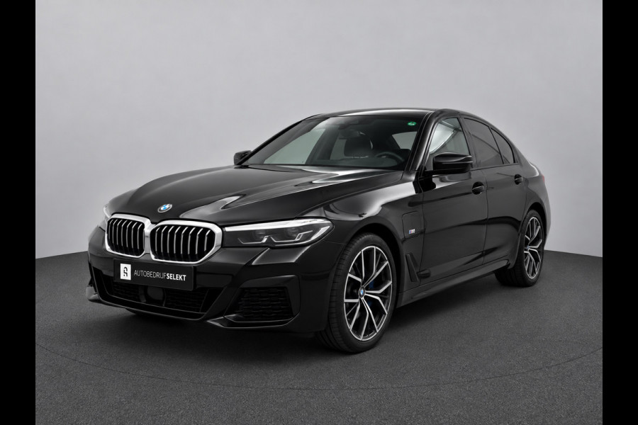 BMW 5 Serie 545e xDrive M-Sport | Trekhaak | 19 inch | Camera | ACC | Carplay | Dealer onderhouden | Stuurwiel verwarmd