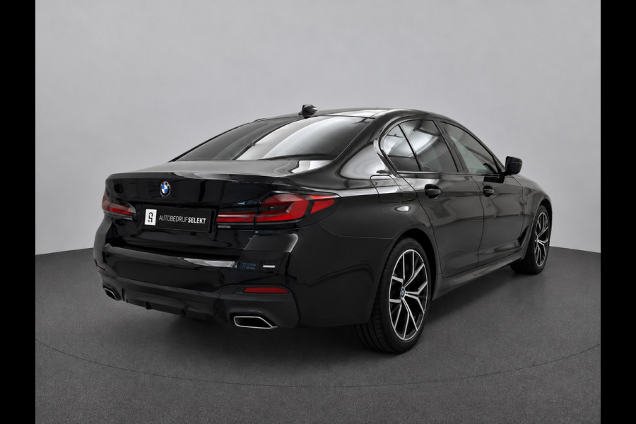 BMW 5 Serie 545e xDrive M-Sport | Trekhaak | 19 inch | Camera | ACC | Carplay | Dealer onderhouden | Stuurwiel verwarmd