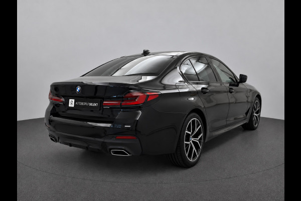 BMW 5 Serie 545e xDrive M-Sport | Trekhaak | 19 inch | Camera | ACC | Carplay | Dealer onderhouden | Stuurwiel verwarmd