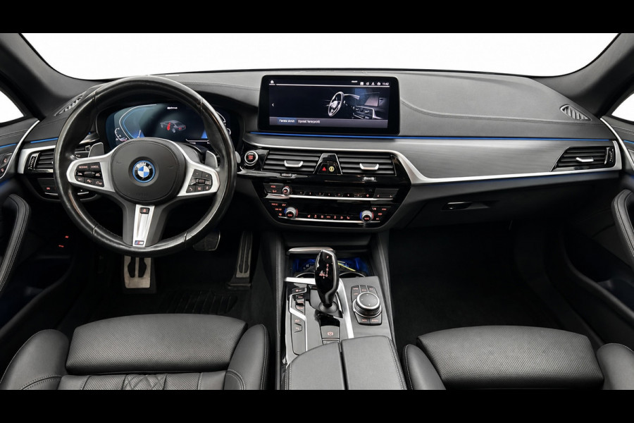 BMW 5 Serie 545e xDrive M-Sport | Trekhaak | 19 inch | Camera | ACC | Carplay | Dealer onderhouden | Stuurwiel verwarmd