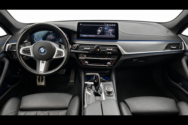 BMW 5 Serie 545e xDrive M-Sport | Trekhaak | 19 inch | Camera | ACC | Carplay | Dealer onderhouden | Stuurwiel verwarmd