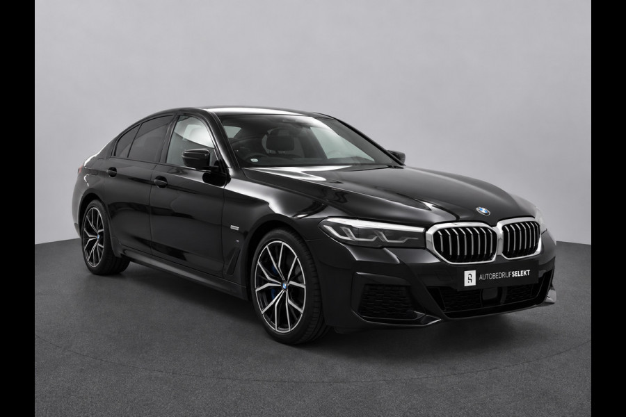 BMW 5 Serie 545e xDrive M-Sport | Trekhaak | 19 inch | Camera | ACC | Carplay | Dealer onderhouden | Stuurwiel verwarmd