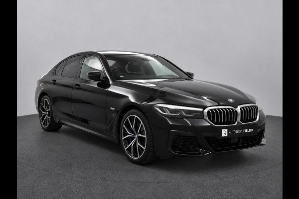 BMW 5 Serie 545e xDrive M-Sport | Trekhaak | 19 inch | Camera | ACC | Carplay | Dealer onderhouden | Stuurwiel verwarmd