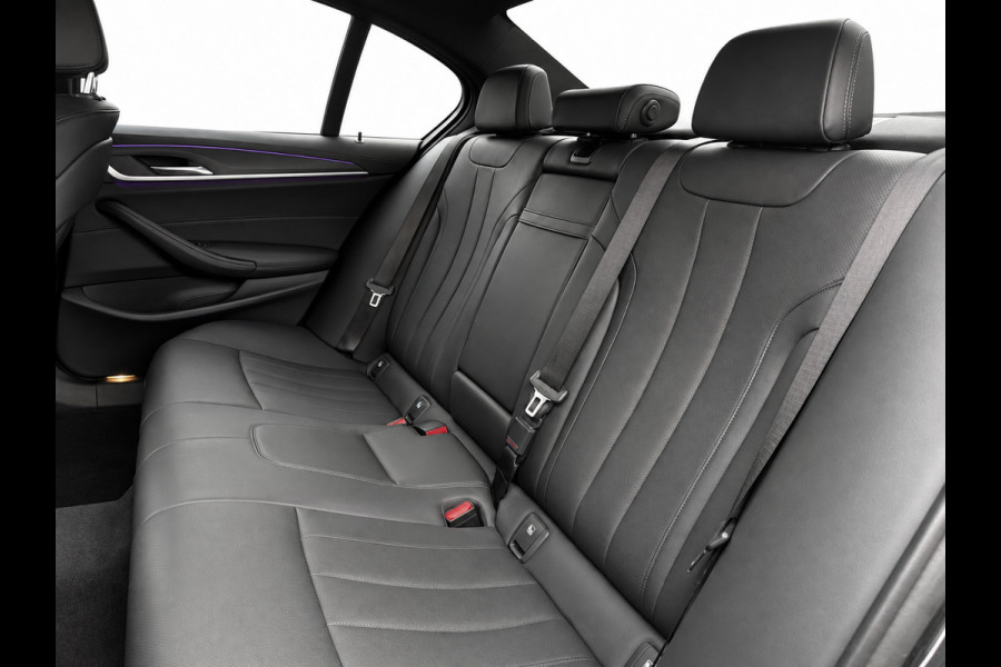 BMW 5 Serie 545e xDrive M-Sport | Trekhaak | 19 inch | Camera | ACC | Carplay | Dealer onderhouden | Stuurwiel verwarmd