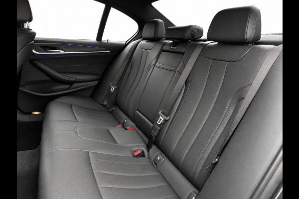 BMW 5 Serie 545e xDrive M-Sport | Trekhaak | 19 inch | Camera | ACC | Carplay | Dealer onderhouden | Stuurwiel verwarmd
