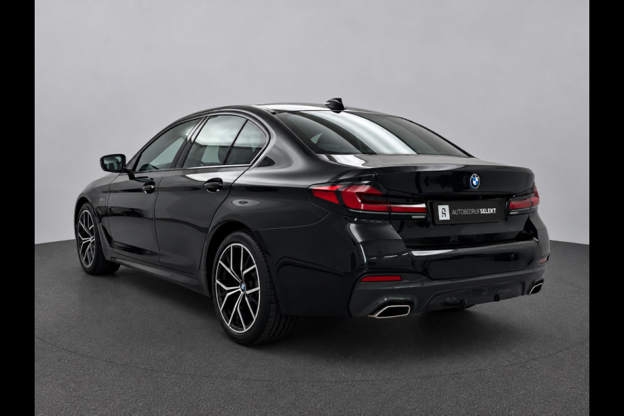 BMW 5 Serie 545e xDrive M-Sport | Trekhaak | 19 inch | Camera | ACC | Carplay | Dealer onderhouden | Stuurwiel verwarmd