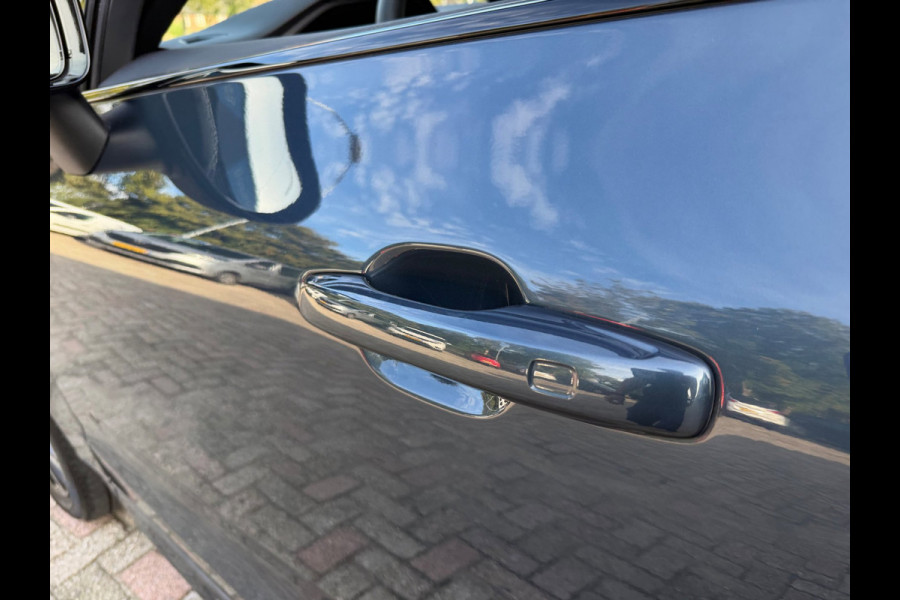 Volvo XC60 2.0 T8 Plug-in hybrid AWD Ultimate Dark Pano / Afn. Trekhaak / Camera / Stoel memorie / Stoel & Stuurw. verw.