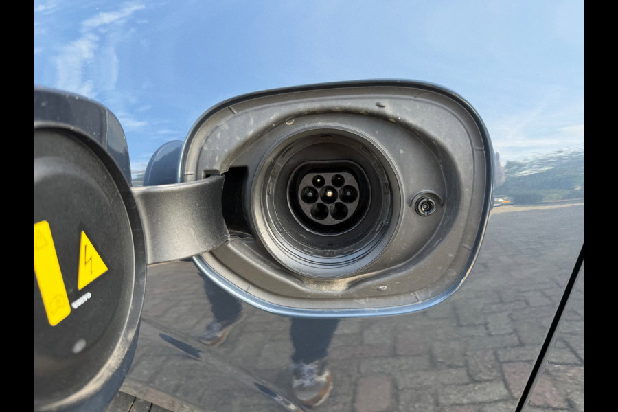 Volvo XC60 2.0 T8 Plug-in hybrid AWD Ultimate Dark Pano / Afn. Trekhaak / Camera / Stoel memorie / Stoel & Stuurw. verw.