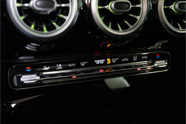 Mercedes-Benz A-Klasse 180 Business Solution AMG 136PK | A35 Optiek | Pano | Sfeer | LED | Carplay | Garantie
