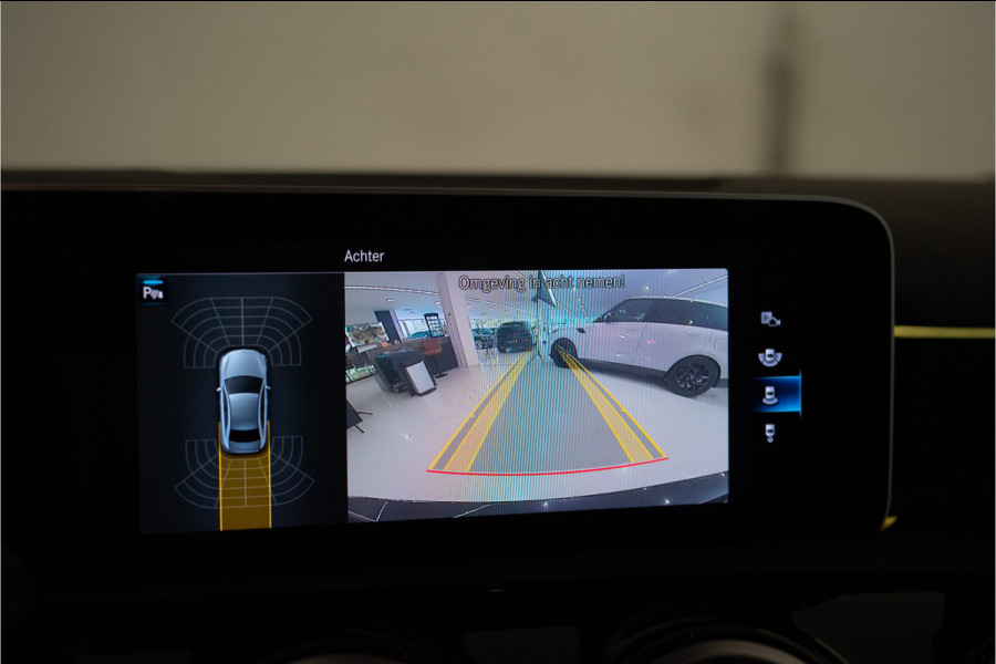 Mercedes-Benz A-Klasse 180 Business Solution AMG 136PK | A35 Optiek | Pano | Sfeer | LED | Carplay | Garantie